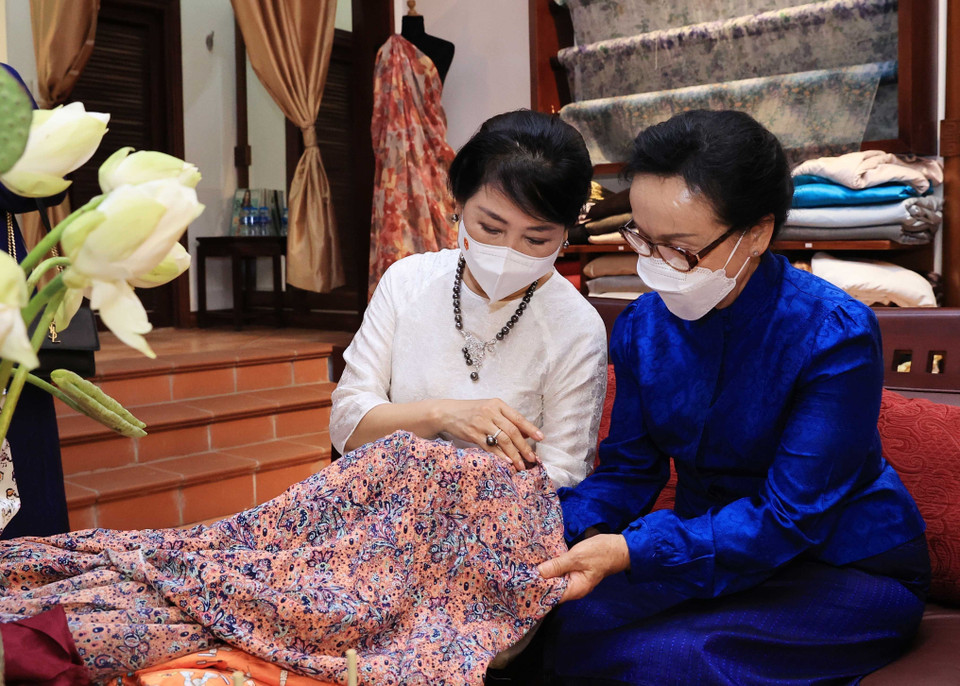 Bà Trần Nguyệt Thu, Phu nhân Chủ tịch nước Nguyễn Xuân Phúc và bà Naly Sisoulith, Phu nhân Tổng Bí thư, Chủ tịch nước Lào Thongloun Sisoulith thăm phố cổ Hà Nội, tìm hiểu nghề thêu, lụa truyền thống ở phố Hàng Gai, quận Hoàn Kiếm trong chuyến thăm hữu nghị chính thức Việt Nam (28/6/2021). (Ảnh: Thống Nhất/TTXVN)