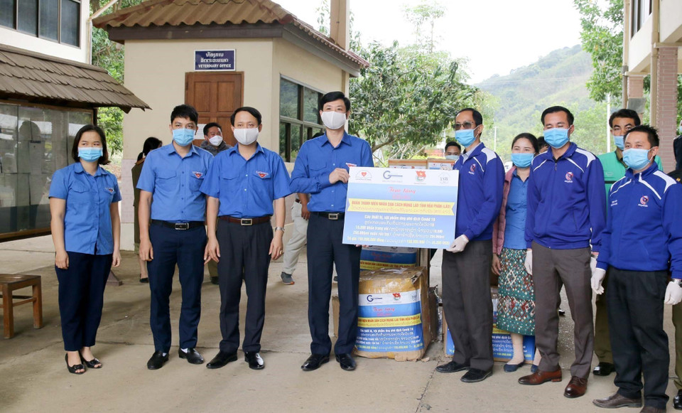 Tỉnh Đoàn Thanh Hóa trao tặng 10.000 khẩu trang vải kháng khuẩn và 250.000 ml nước rửa tay sát khuẩn cho Đoàn thanh niên tỉnh Hủa Phăn (Lào). (Ảnh: Nguyễn Nam/TTXVN)