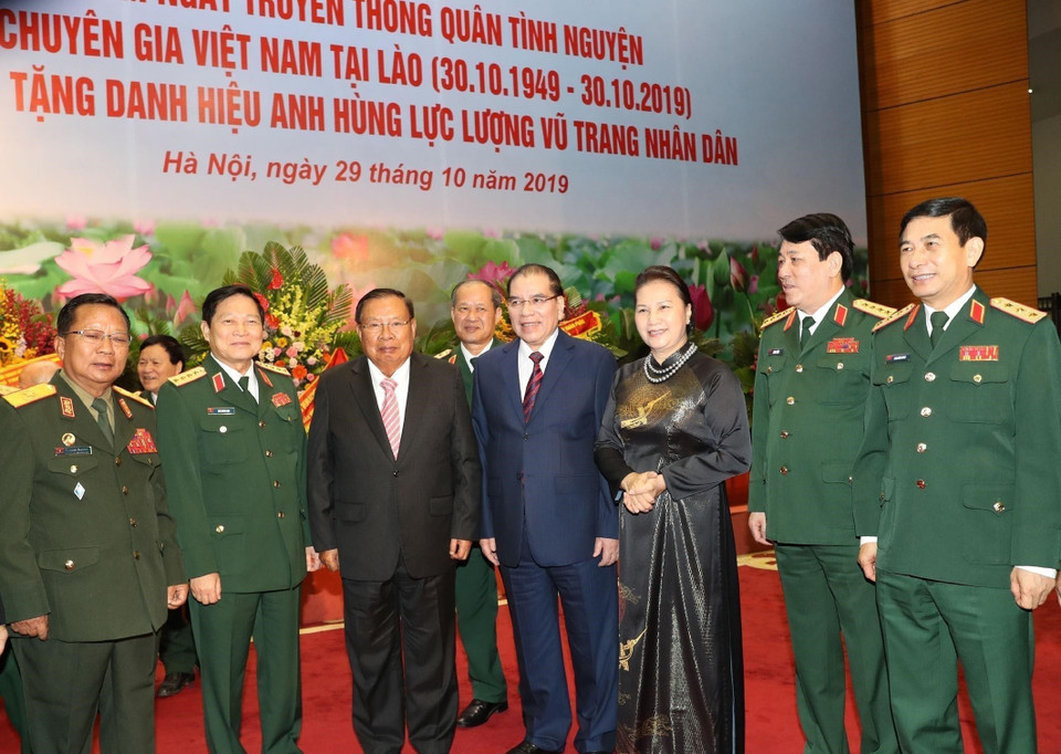 Chủ tịch Quốc hội Nguyễn Thị Kim Ngân, Tổng Bí thư, Chủ tịch nước CHDCND Lào Bounnhang Vorachith, nguyên Tổng Bí thư Nông Đức Mạnh và các đại biểu tại lễ kỷ niệm Lễ kỷ niệm 70 năm Ngày truyền thống Quân tình nguyện và Chuyên gia Việt Nam tại Lào (30/10/1949-30/10/2019). (Ảnh: Trọng Đức/TTXVN)