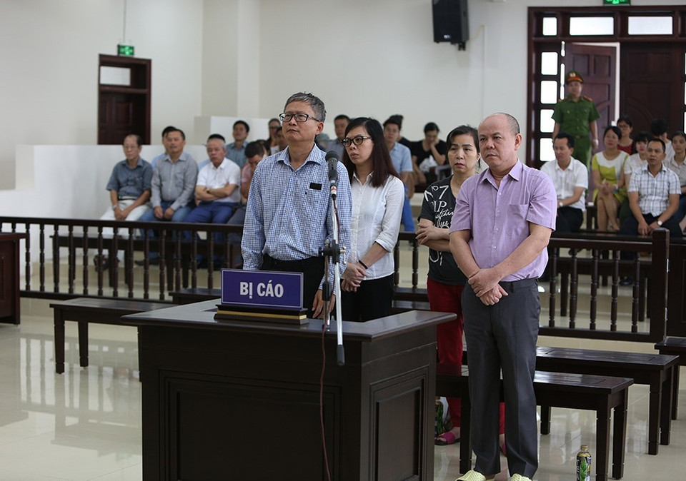 Các bị cáo nghe Hội đồng xét xử tuyên án. (Ảnh: Dương Giang/TTXVN)