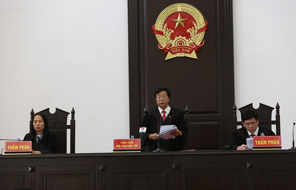 Hội đồng xét xử tuyên án phúc thẩm đối với các bị cáo. (Ảnh: Dương Giang/TTXVN)
