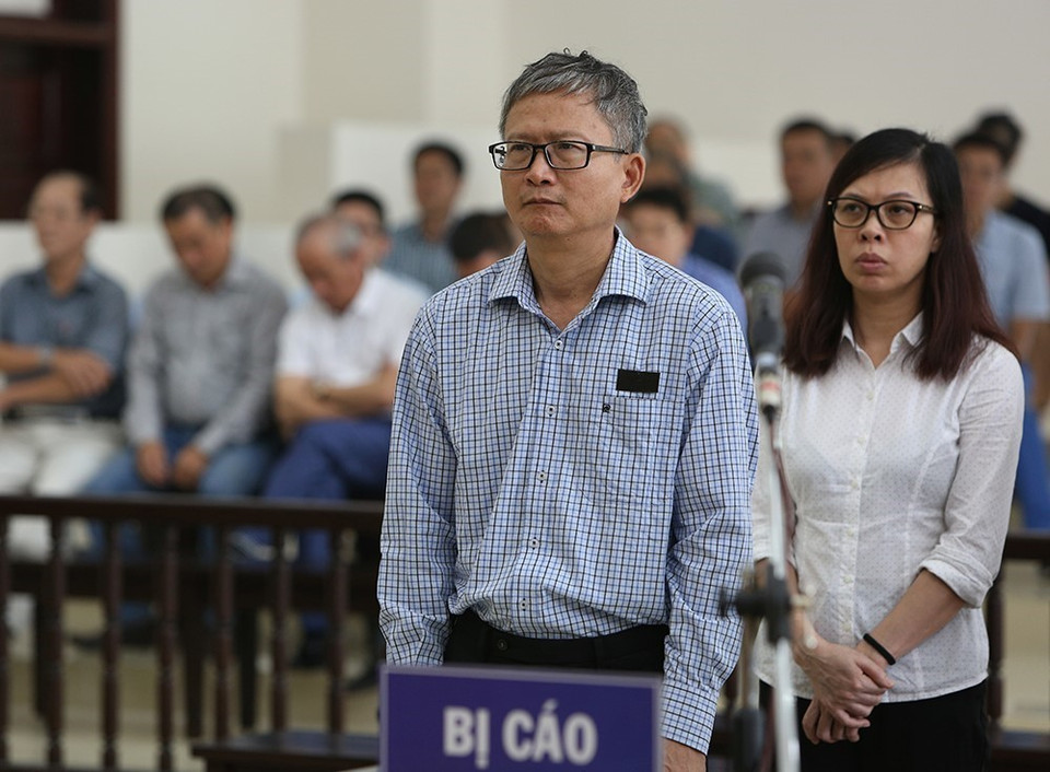 Bị cáo Đinh Mạnh Thắng và bị cáo Thái Kiều Hương nghe Hội đồng xét xử tuyên án. (Ảnh: Dương Giang/TTXVN)