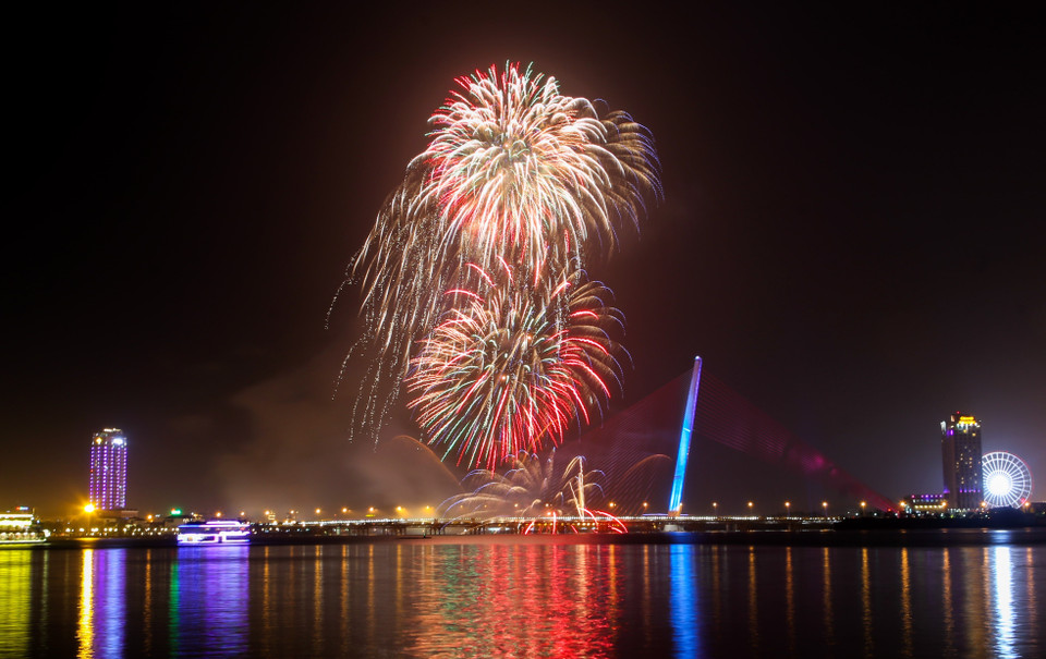 Bắn pháo hoa kỷ niệm 22 năm thành phố Đà Nẵng trực thuộc Trung ương. (Ảnh: Trần Lê Lâm/TTXVN)