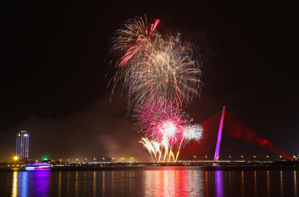 Lúc 21 giờ tối 1/1/2019, thành phố Đà Nẵng tổ chức bắn pháo hoa tại cầu Nguyễn Văn Trỗi kỷ niệm 22 năm thành phố Đà Nẵng trực thuộc Trung ương và chào đón Năm mới 2019. (Ảnh: Trần Lê Lâm/TTXVN)