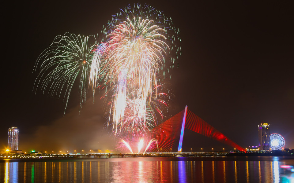 Bắn pháo hoa kỷ niệm 22 năm thành phố Đà Nẵng trực thuộc Trung ương. (Ảnh: Trần Lê Lâm/TTXVN)