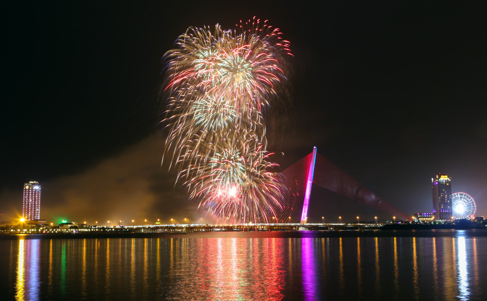 Bắn pháo hoa kỷ niệm 22 năm thành phố Đà Nẵng trực thuộc Trung ương. (Ảnh: Trần Lê Lâm/TTXVN)