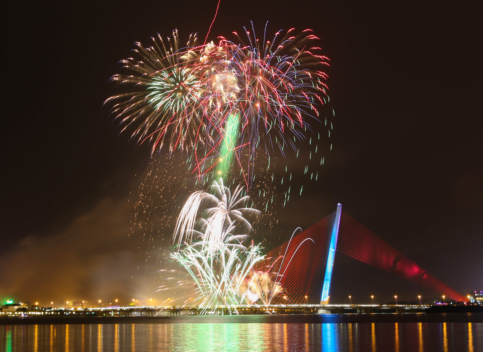 Bắn pháo hoa kỷ niệm 22 năm thành phố Đà Nẵng trực thuộc Trung ương. (Ảnh: Trần Lê Lâm/TTXVN)