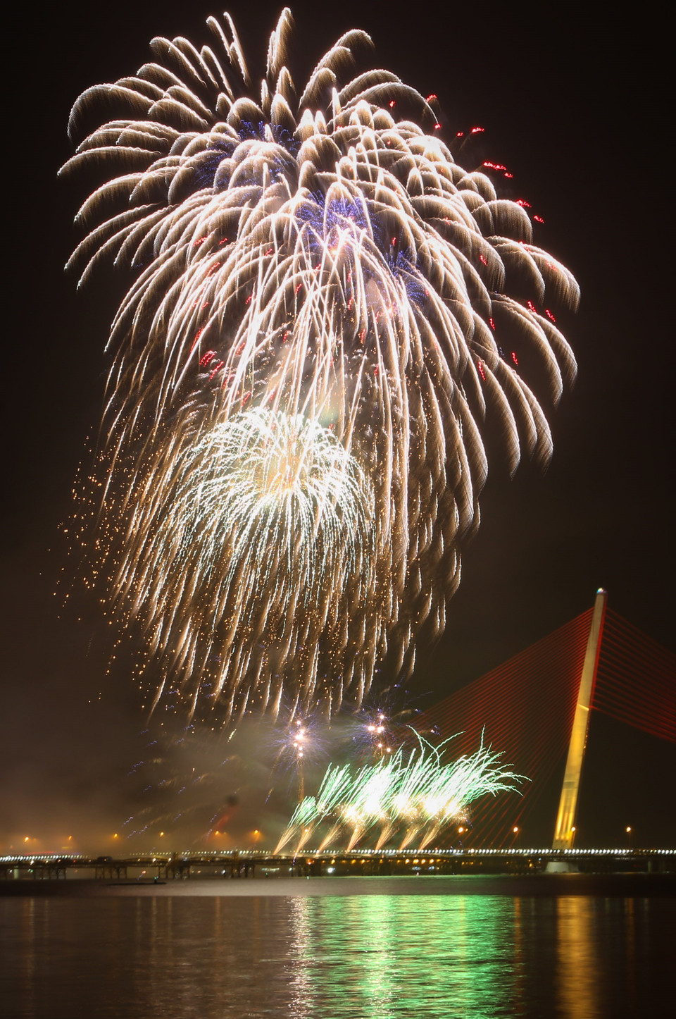 Bắn pháo hoa kỷ niệm 22 năm thành phố Đà Nẵng trực thuộc Trung ương. (Ảnh: Trần Lê Lâm/TTXVN)