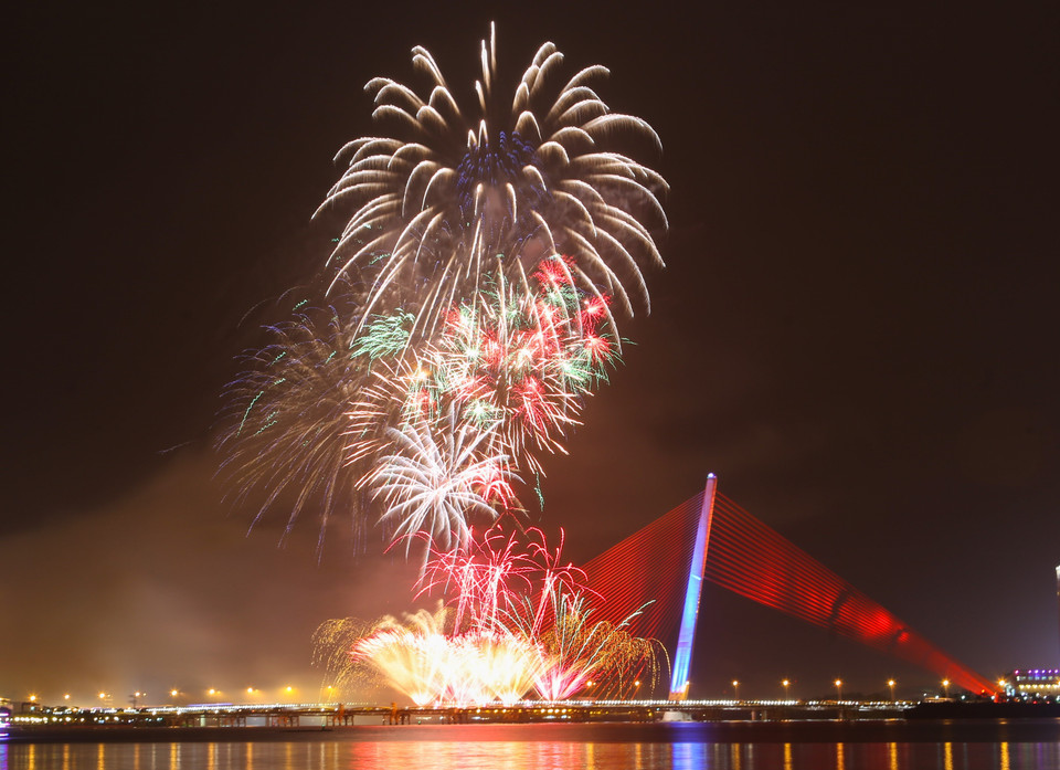 Bắn pháo hoa kỷ niệm 22 năm thành phố Đà Nẵng trực thuộc Trung ương. (Ảnh: Trần Lê Lâm/TTXVN)