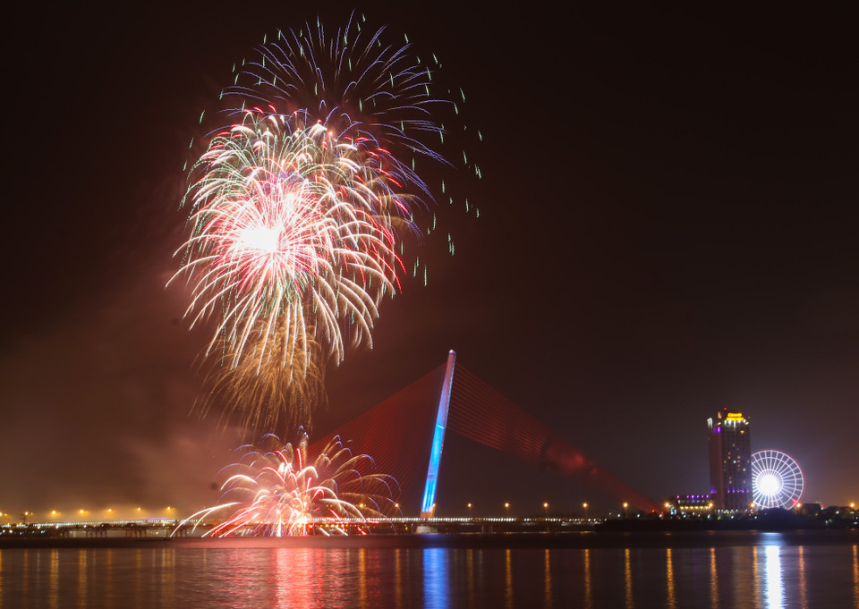 Bắn pháo hoa kỷ niệm 22 năm thành phố Đà Nẵng trực thuộc Trung ương. (Ảnh: Trần Lê Lâm/TTXVN)