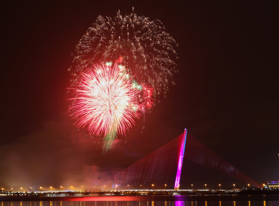 Bắn pháo hoa kỷ niệm 22 năm thành phố Đà Nẵng trực thuộc Trung ương. (Ảnh: Trần Lê Lâm/TTXVN)