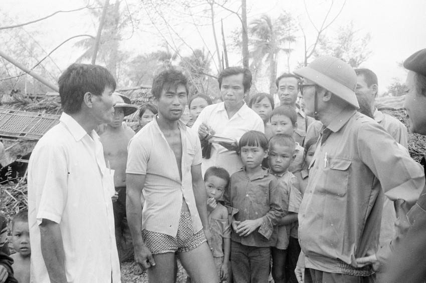 Ủy viên Bộ Chính trị, Phó Chủ tịch Hội đồng Bộ trưởng Đồng Sỹ Nguyên thăm nhân dân vùng bị bão ở huyện Diễn Châu (Nghệ Tĩnh), tháng 10/1989. (Ảnh: Văn Thái/TTXVN)