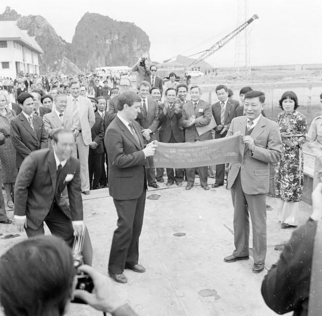  Phó Chủ tịch Hội đồng Bộ trưởng, kiêm Bộ trưởng Bộ Giao thông Vận tải Đồng Sỹ Nguyên (bên phải) và Bộ trưởng Ngoại giao Phần Lan Paavo Väyrynen thực hiện nghi thức khánh thành giai đoạn 1 Nhà máy sửa chữa tàu biển Phà Rừng (Hải Phòng), do Chính phủ Cộng hòa Phần Lan giúp Việt Nam, ngày 25/3/1984. (Ảnh: Bảo Hanh/TTXVN)