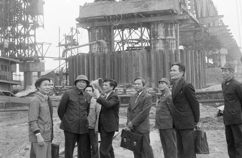 Đồng chí Đồng Sỹ Nguyên, Ủy viên dự khuyết Bộ Chính trị, Phó Chủ tịch Hội đồng Bộ trưởng, Bộ trưởng Bộ Giao thông vận tải thăm cán bộ, công nhân Đội 162, Xí nghiệp cầu 16 đang thi công xây dựng cầu Chương Dương, ngày 15/2/1985. (Ảnh: Quang Triệu/TTXVN)