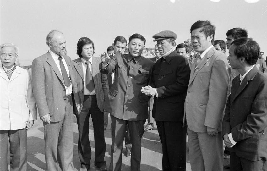 Sáng 16/11/1983, Tổng Bí thư Lê Duẩn đến thăm công trường xây dựng cầu Thăng Long - công trình của tình hữu nghị Việt - Xô. Bộ trưởng Bộ Giao thông vận tải Đồng Sỹ Nguyên cùng đi và báo cáo với Tổng Bí thư về tiến trình xây dựng cầu (ảnh). (Ảnh: Minh Đạo/TTXVN)