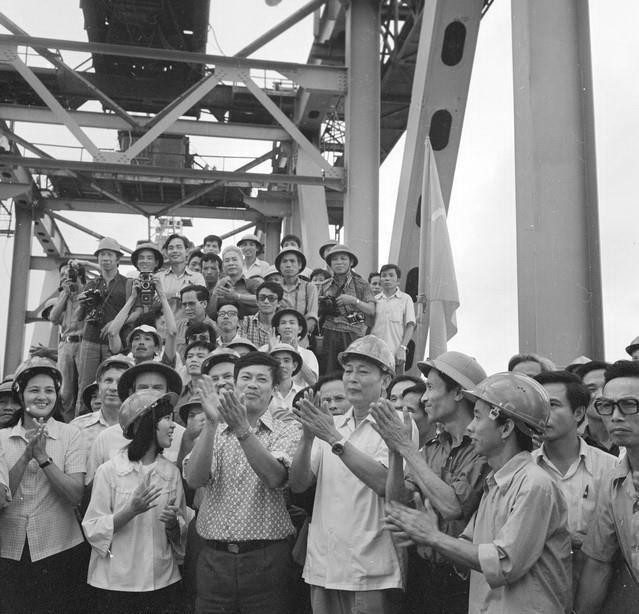 11 giờ ngày 18/10/1983, Bộ trưởng Bộ Giao thông Vận tải Đồng Sỹ Nguyên (giữa, áo trắng, đội mũ) cùng các chuyên gia Liên Xô và người lao động Việt Nam thực hiện nghi thức vặn chiếc buloong cuối cùng trên công trường xây dựng cầu Thăng Long, nối liền 2 bờ Nam Bắc của công trình mang biểu tượng của tình hữu nghị Việt-Xô này. (Ảnh: Vũ Hanh/TTXVN)