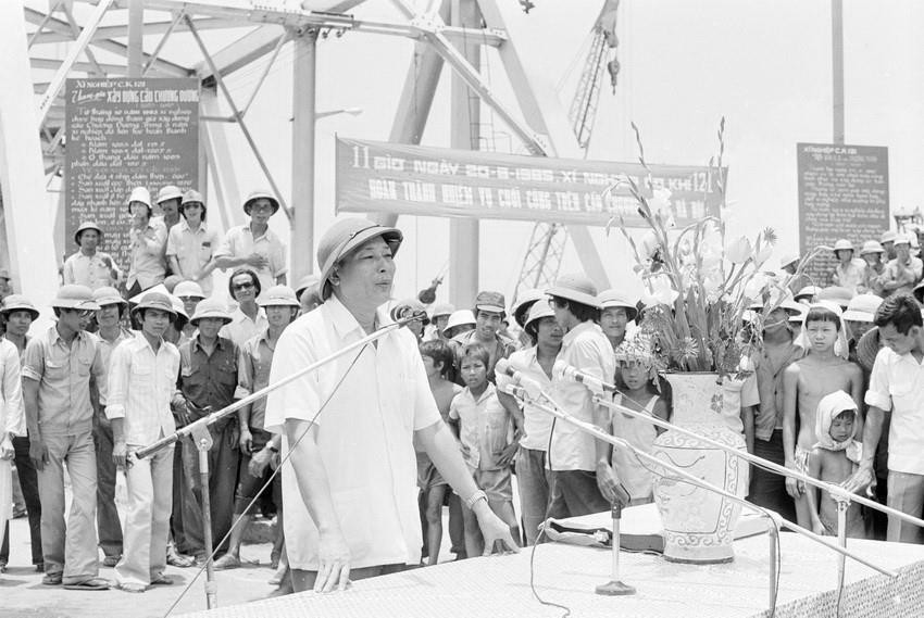 Ngày 20/6/1985, Phó Chủ tịch Hội đồng Bộ trưởng, kiêm Bộ trưởng Bộ Giao thông vận tải Đồng Sỹ Nguyên phát biểu, tuyên dương thành tích các tập thể và cá nhân của Xí nghiệp cơ khí 121 đã hoàn thành việc sản xuất, lắp dựng 7.800m lan can cầu Chương Dương đúng tiến độ, đạt chất lượng cao, chuẩn bị cho lễ thông cầu ngày 30/6/1985. (Ảnh: Cao Phong/TTXVN)