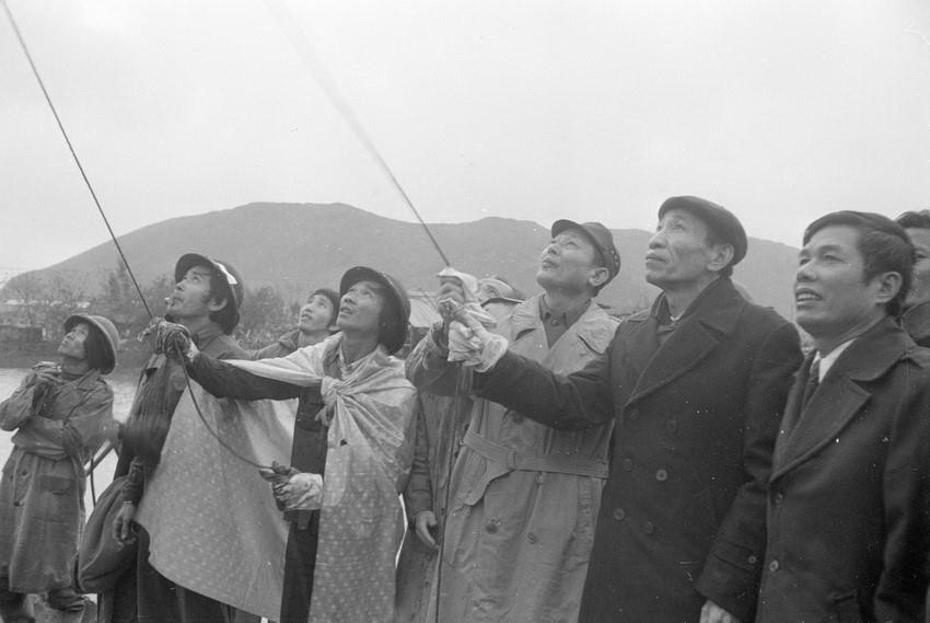 Phó Chủ tịch Hội đồng Bộ trưởng, kiêm Bộ trưởng Bộ Giao thông vận tải Đồng Sỹ Nguyên (thứ ba từ phải sang) và Bí thư Tỉnh ủy Nghệ Tĩnh Nguyễn Kỳ Cầm tiến hành nghi thức giật búa máy đóng cọc, khởi công xây dựng cầu Bến Thủy bắc qua sông Lam trên Quốc lộ 1A và xây dựng Quốc lộ 8 nối liền 2 nước Việt Nam-Lào, ngày 1/3/1986. (Ảnh: Anh Tôn/TTXVN)