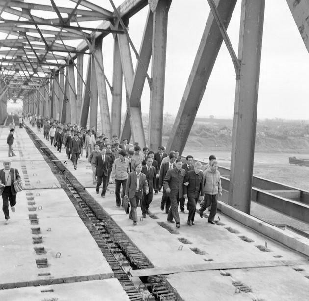 Ngày 17/2/1985, Bộ trưởng Bộ Giao thông vận tải Đồng Sỹ Nguyên cùng các đại biểu làm lễ nối liền dầm cầu Chương Dương. Thời gian đó, ông là người kiên quyết bảo vệ phương án phải xây dựng cầu Chương Dương khi chúng ta định chỉ làm duy nhất cầu Thăng Long bắc qua sông Hồng tại địa bàn Thủ đô. (Ảnh: Bảo Hanh/TTXVN)