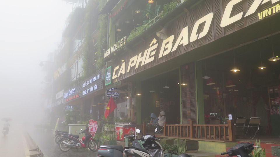 Các quán cà phê bố trí du khách ngồi có khoảng cách để phòng dịch. (Ảnh: Hồng Ninh/TTXVN)