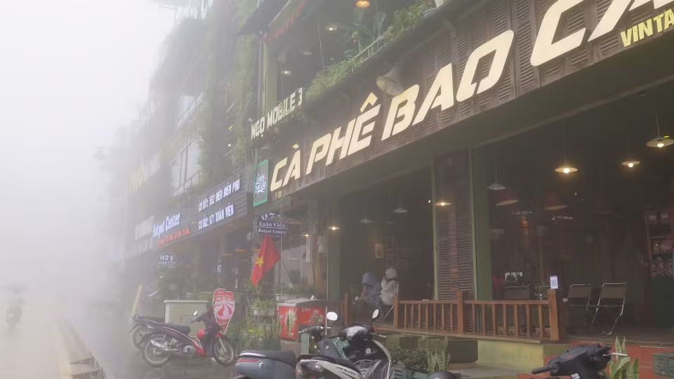 Các quán cà phê bố trí du khách ngồi có khoảng cách để phòng dịch. (Ảnh: Hồng Ninh/TTXVN)