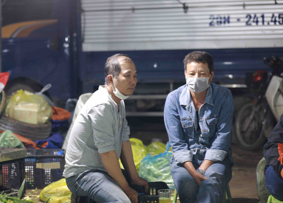 Vẫn còn tình trạng người dân, tiểu thương kinh doanh tại chợ đầu mối nông sản Minh Khai, quận Bắc Từ Liêm, chưa thực hiện tốt công tác phòng, chống dịch COVID-19. (Ảnh: Vũ Sinh/TTXVN)