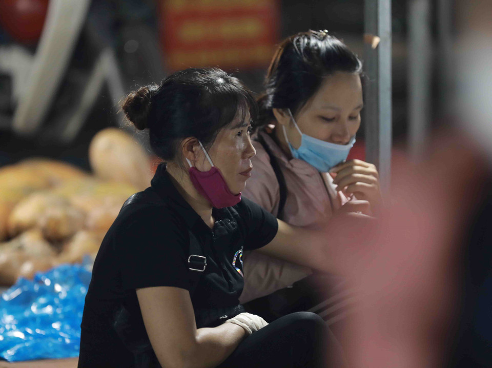 Vẫn còn tình trạng người dân, tiểu thương kinh doanh tại chợ đầu mối nông sản Minh Khai, quận Bắc Từ Liêm, chưa thực hiện tốt công tác phòng, chống dịch COVID-19. (Ảnh: Vũ Sinh/TTXVN)