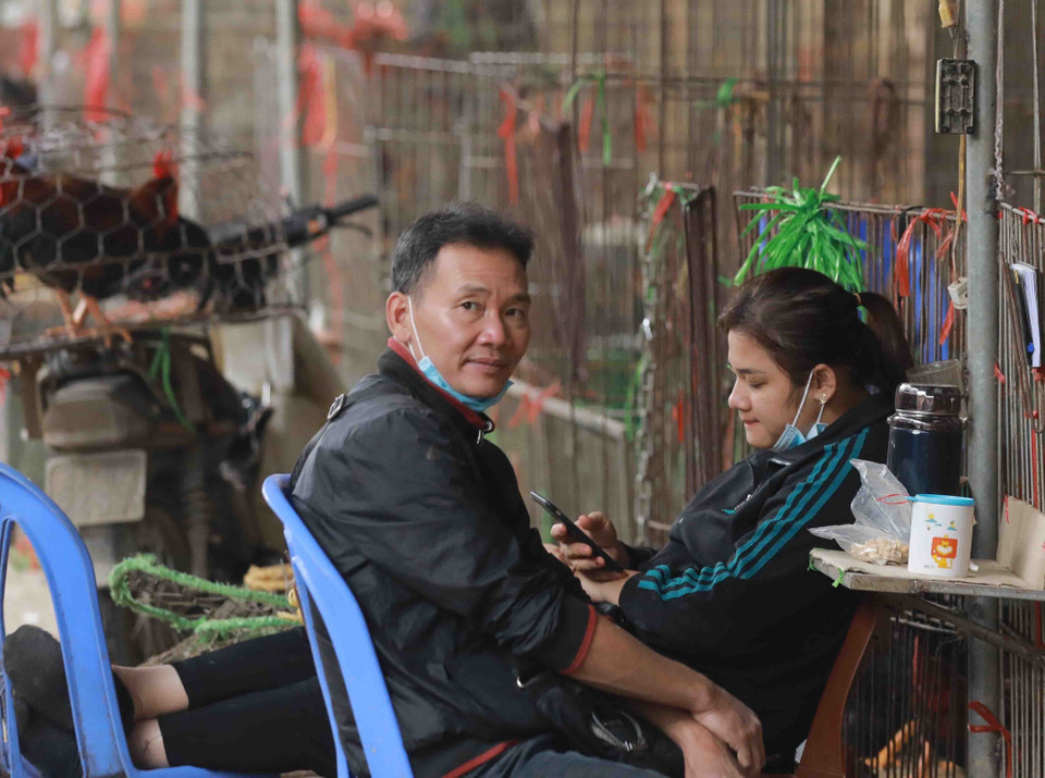 Vẫn còn tiểu thương kinh doanh tại chợ đầu mối gia cầm Hà Vĩ, huyện Thường Tín, chưa thực hiện tốt công tác phòng, chống dịch COVID-19. (Ảnh: Vũ Sinh/TTXVN)