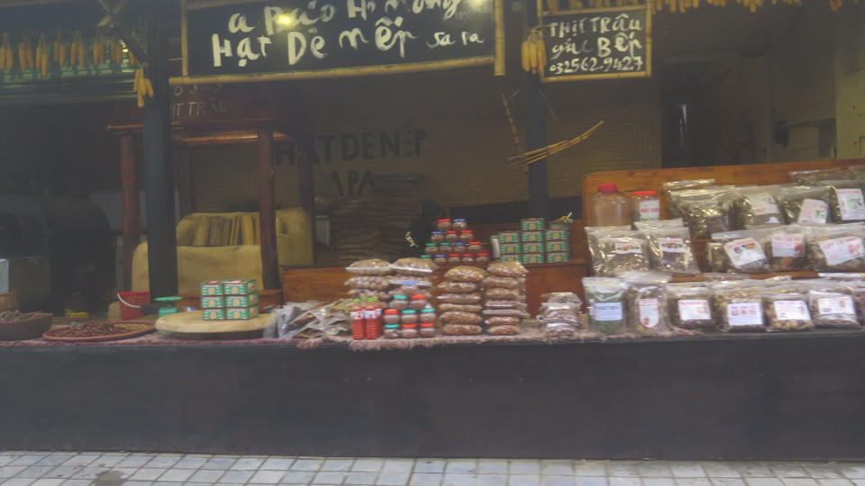 Một gian hàng đặc sản địa phương được bày bán để phục vụ du khách đến Sa Pa.(Ảnh: Hồng Ninh/TTXVN)