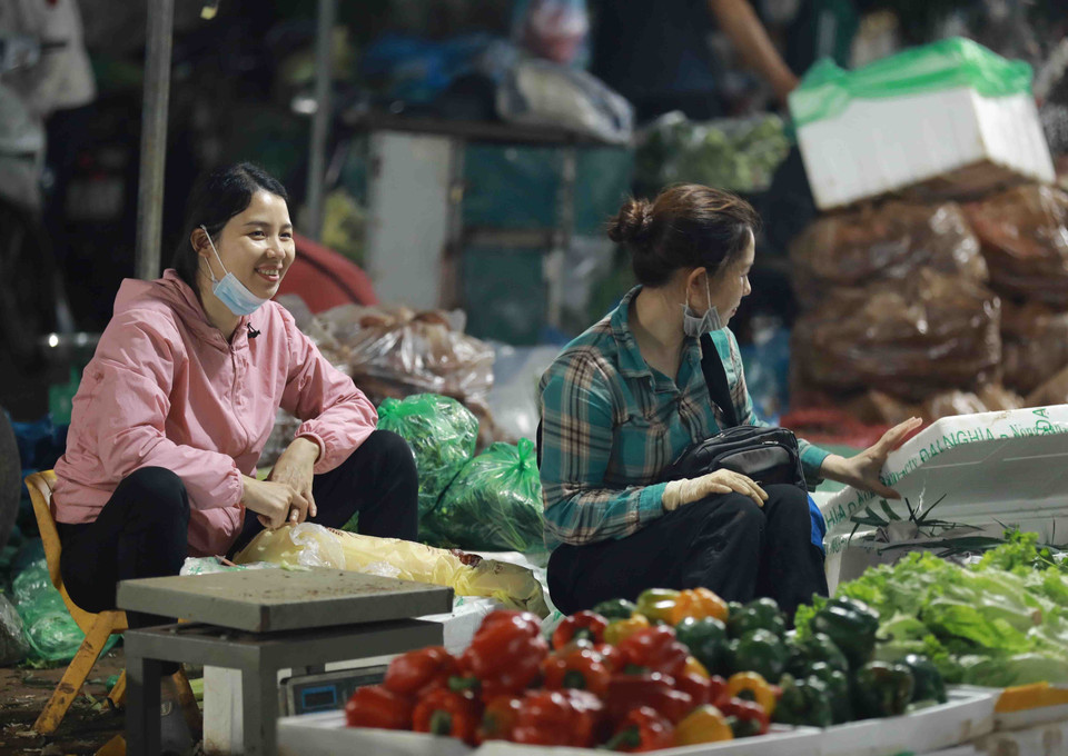 Vẫn còn tình trạng người dân, tiểu thương kinh doanh tại chợ đầu mối nông sản Minh Khai, quận Bắc Từ Liêm, chưa thực hiện tốt công tác phòng, chống dịch COVID-19. (Ảnh: Vũ Sinh/TTXVN)