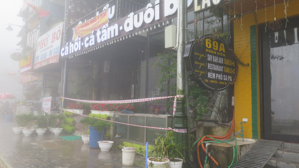 Một nhà hàng bị phong tỏa vì có ca nhiễm COVID-19 vào ăn uống. (Ảnh: Hồng Ninh/TTXVN)