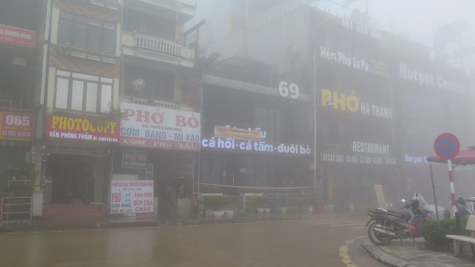 Nhiều nhà hàng ăn uống vẫn mở cửa bình thường ngay bên cạnh nhà hàng vừa bị phong tỏa để phòng dịch COVID-19. (Ảnh: Hồng Ninh/TTXVN)