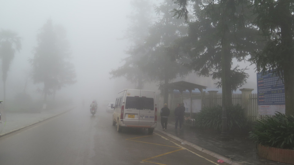 Sa Pa ẩn hiện trong làn sương mù là điểm hấp dẫn khách du lịch. (Ảnh: Hồng Ninh/TTXVN)