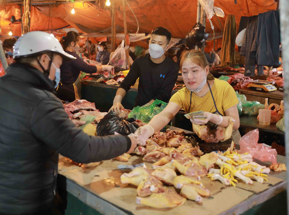 Vẫn còn tình trạng người dân, tiểu thương kinh doanh tại chợ đầu mối nông sản Minh Khai, quận Bắc Từ Liêm, chưa thực hiện tốt công tác phòng, chống dịch COVID-19. (Ảnh: Vũ Sinh/TTXVN)