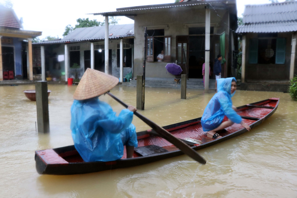Người dân xã Quảng Phú, huyện Quảng Điền vẫn bị nước lũ 'bủa vây.' (Ảnh: Đỗ Trưởng/TTXVN)