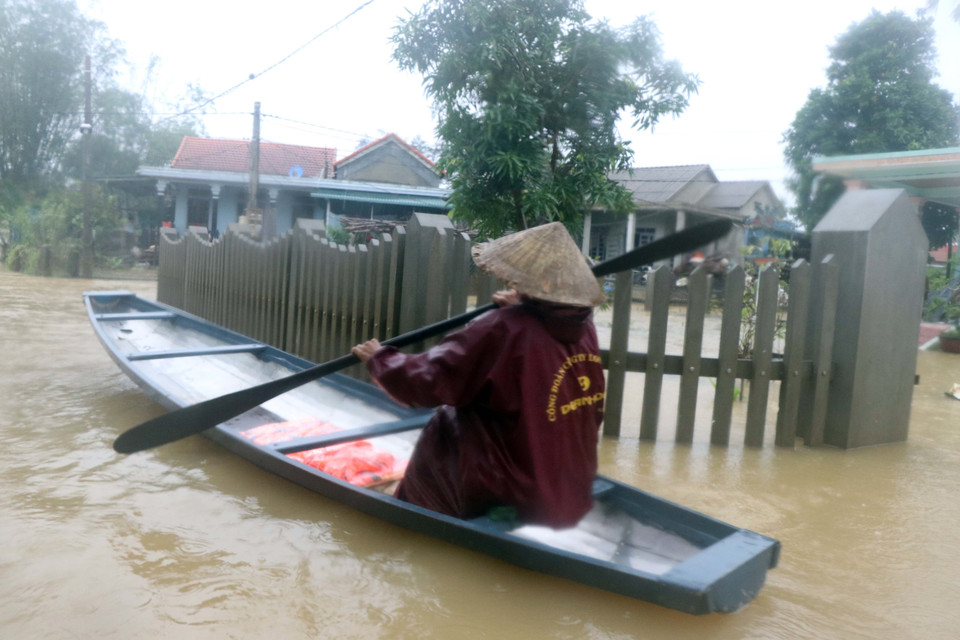 Người dân xã Quảng Phú, huyện Quảng Điền vẫn bị nước lũ 'bủa vây.' (Ảnh: Đỗ Trưởng/TTXVN)