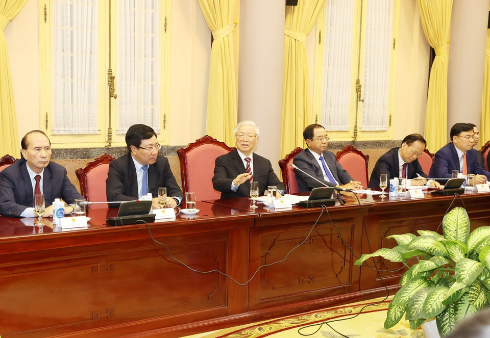 Tổng Bí thư, Chủ tịch nước Nguyễn Phú Trọng nói chuyện với các Đại sứ và Tổng Lãnh sự Việt Nam. (Ảnh: Trí Dũng/TTXVN)