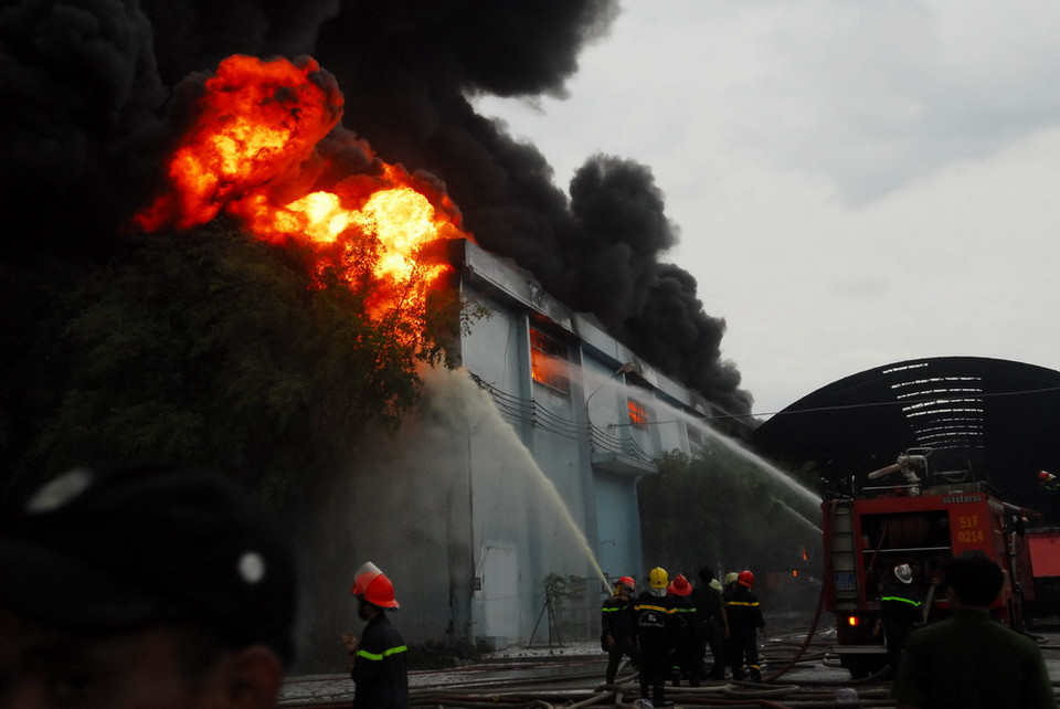 Các cột khói đen khổng lồ bốc lên nghi ngút hàng trăm mét. (Ảnh: Mạnh Linh/TTXVN)