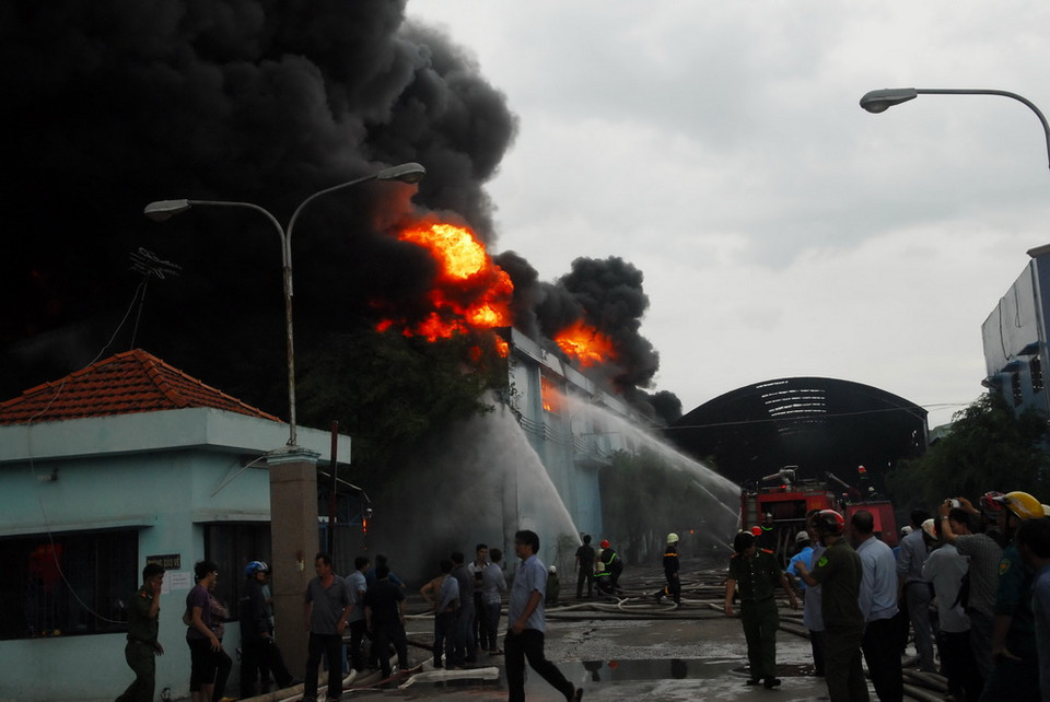 Đến 16 giờ, tuy đang có cơn mưa lớn nhưng đám cháy vẫn tiếp tục lan.(Ảnh: Mạnh Linh/TTXVN)