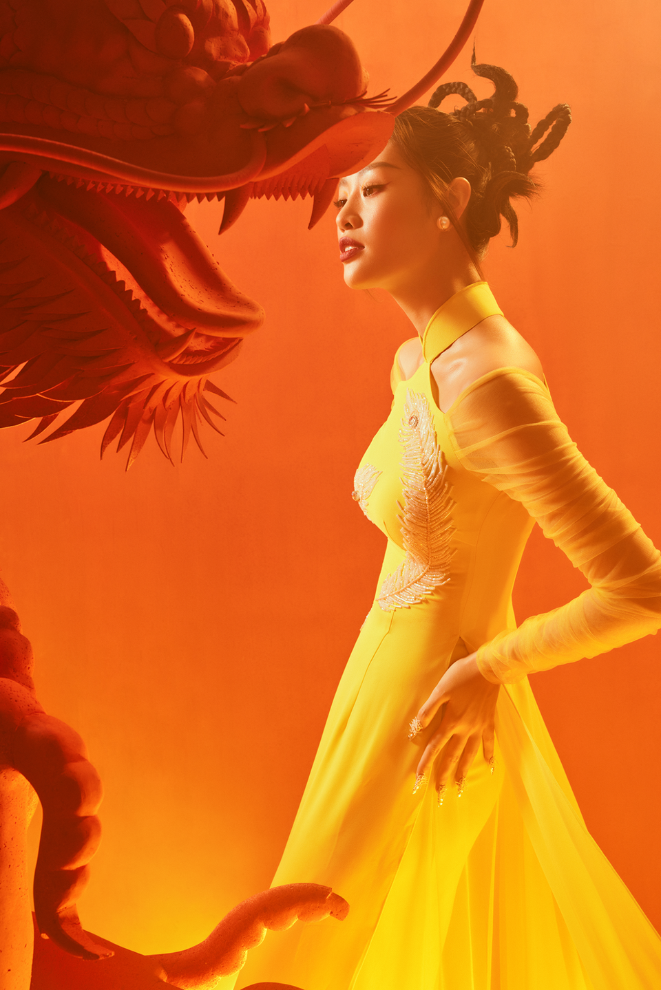 Khoác lên người bộ áo dài truyền thống, Hoa hậu Khánh Vân khéo khoe đường cong cơ thể như thân rồng uyển chuyển uốn lượn. (Ảnh: CTV/Vietnam+)