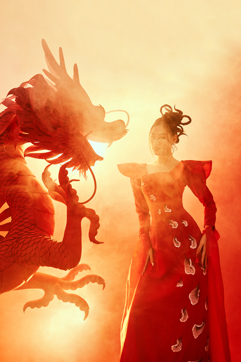 Đặc biệt, trong những ngày lễ Tết, theo quan niệm dân gian, Rồng xuất hiện mang đến cho người dân yên bình, phồn thịnh và đề cao những điều tốt đẹp, biểu tượng của chân-thiện-mỹ. Vì vậy, để đón chào năm mới, Hoa hậu Khánh Vân và êkíp quyết định thực hiện bộ ảnh Xuân với hình tượng chủ đạo là Rồng, như lời chúc may mắn đến khán giả sau một năm đầy khó khăn, thử thách và gian nan. (Ảnh: CTV/Vietnam+)