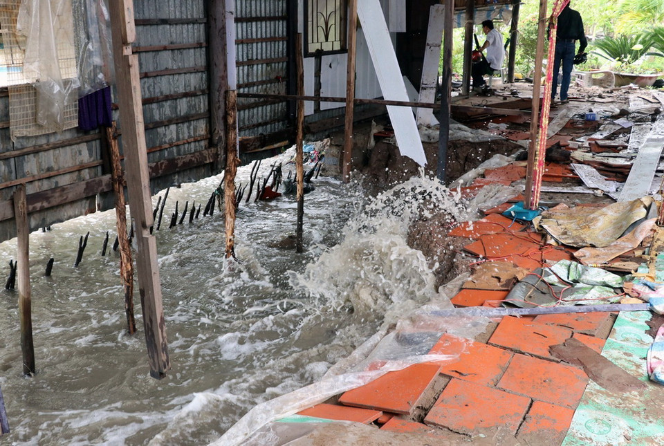 Sạt lở khu vực bờ biển Tiểu Dừa, xã Vân Khánh Tây, huyện An Minh (Kiên Giang) gây sụp đất nhà dân. (Ảnh: Lê Huy Hải/TTXVN)
