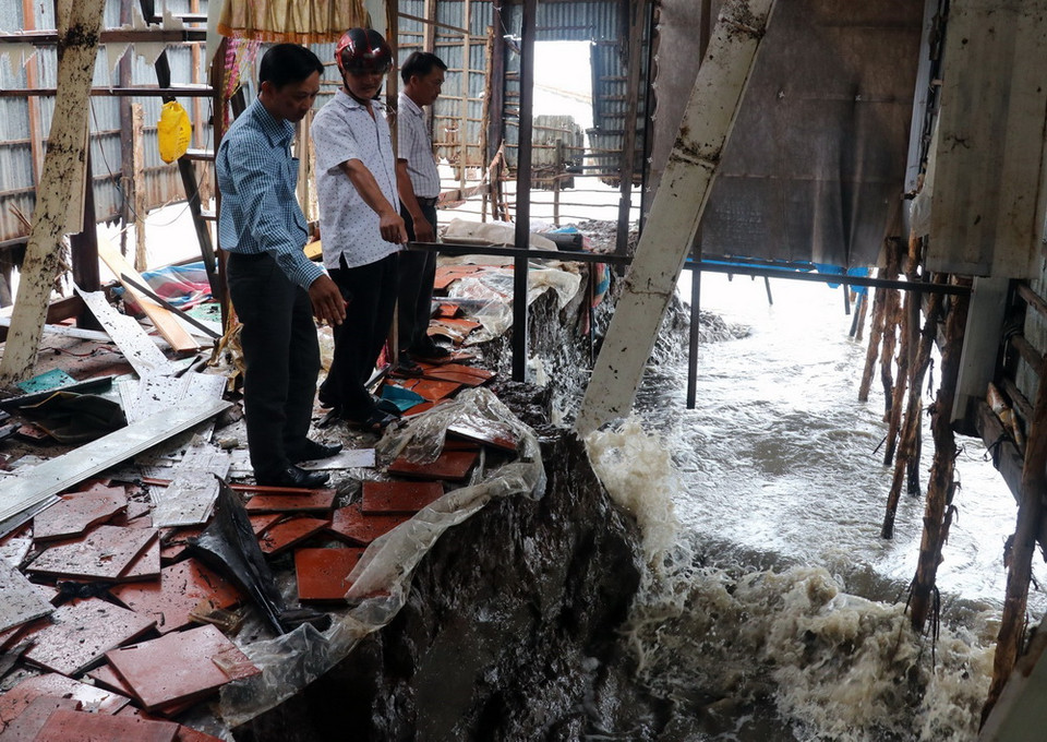  Sạt lở khu vực bờ biển Tiểu Dừa, xã Vân Khánh Tây, huyện An Minh (Kiên Giang) gây sụp đất nhà dân. (Ảnh: Lê Huy Hải/TTXVN)