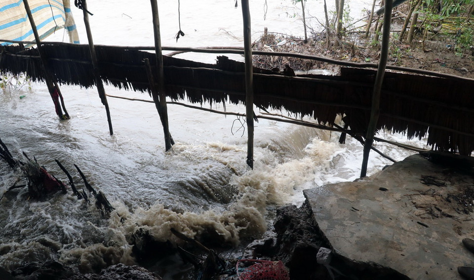  Sạt lở khu vực bờ biển Tiểu Dừa, xã Vân Khánh Tây, huyện An Minh (Kiên Giang) gây sụp đất nhà dân. (Ảnh: Lê Huy Hải/TTXVN)