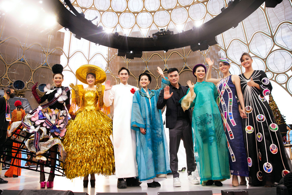 Chương trình nghệ thuật ‘Dòng chảy bất tận-The Eternal Flow’ được tổ chức tại Nhà Triển lãm quốc tế Quảng trường Al Wasl, Dubai. Chương trình có sự tham gia của dàn người đẹp là các hoa hậu, á hậu như: Hoa hậu H’Hen Niê (Top 5 Miss Universe 2018), Á hậu Vũ Hoàng My (Miss Universe Vietnam 2011), Á hậu Mâu Thủy (Á hậu 1 Miss Universe Vietnam 2017), Á hậu Lệ Hằng (Miss Universe Vietnam 2016), Á hậu Kim Duyên (Miss Universe Vietnam 2021), Người đẹp Hương Ly (Top 5 Miss Universe Vietnam 2019), Người đẹp Lê Hoàng Phương (Top 10 Miss Universe Vietnam 2019). (Ảnh: CTV/Vietnam+)