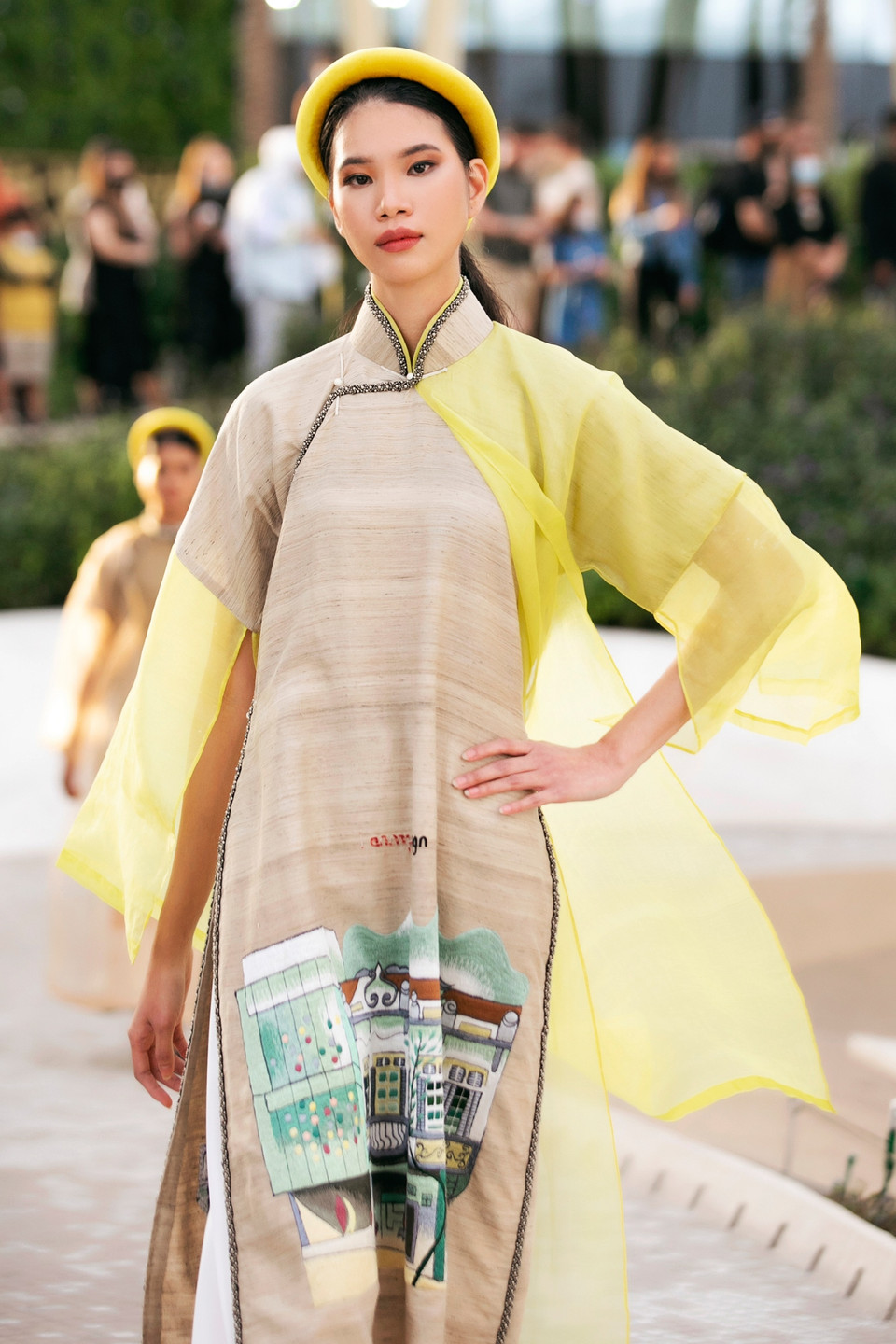 Tiếp nối những sắc màu rực rỡ từ bộ sưu tập của nhà thiết kế Vũ Việt Hà, bộ sưu tập ‘Mosaics of Vietnam’ thương hiệu Chula tiếp tục nhận được sự tán dương từ phía khán giả yêu thời trang. (Ảnh: CTV/Vietnam+)