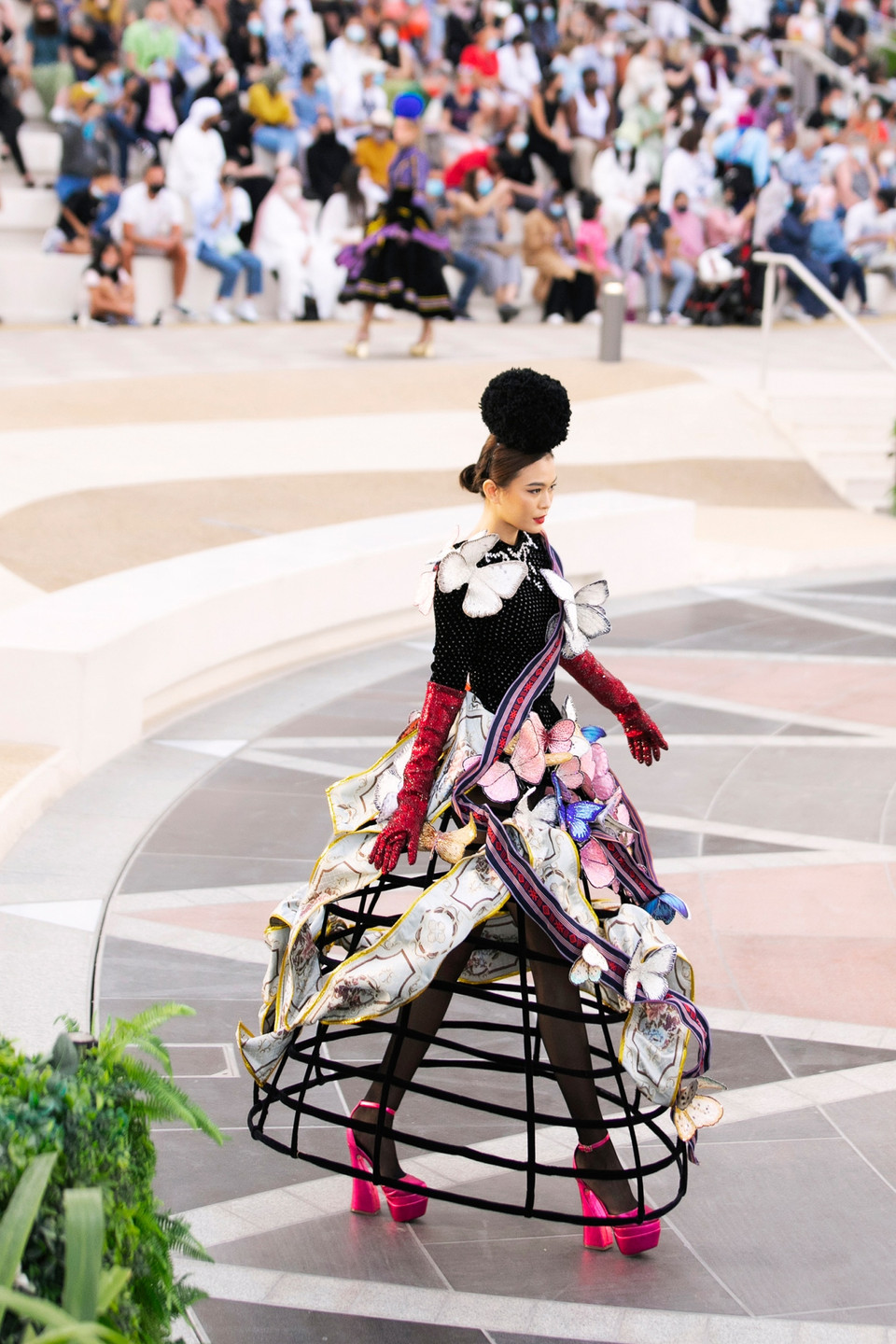 Tại sự kiện lần này, nhà thiết kế trẻ Lý Quí Khánh giới thiệu gần 30 thiết kế đến với khán giả quốc tế. (Ảnh: CTV/Vietnam+)