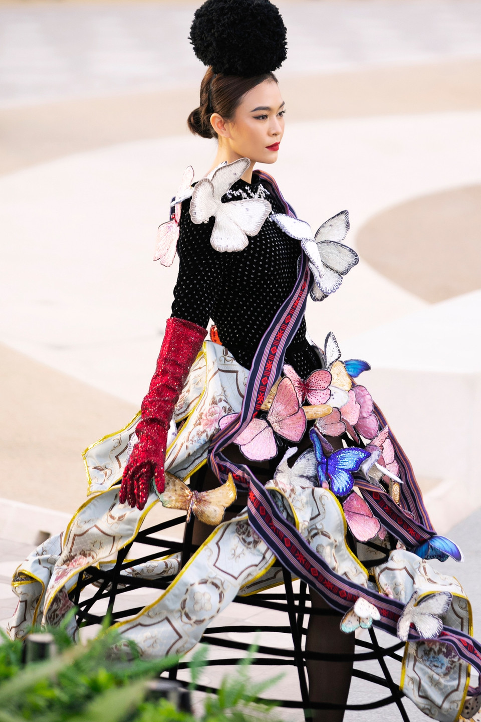 Á hậu Mâu Thủy tham gia trình diễn bộ sưu tập ‘Hái mơ’ của nhà thiết kế Lý Quí Khánh. (Ảnh: CTV/Vietnam+)