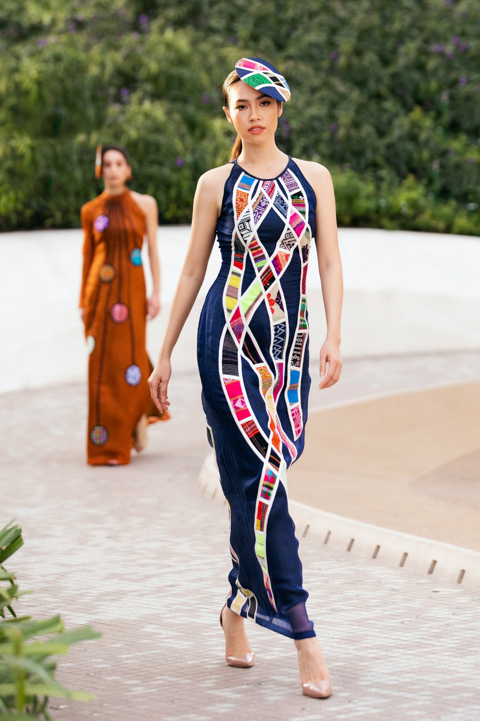 ‘My đã sáu năm không trở lại sàn diễn và trong lần xuất hiện tại show diễn tầm cỡ quốc tế này, Hoàng My cảm thấy vô cùng tự hào khi được mang văn hóa Việt Nam đến giới thiệu với bạn bè quốc tế, trở thành người kết nối cho bộ sưu tập của một thương hiệu yêu giá trị văn hóa truyền thống của Việt Nam. (Ảnh: CTV/Vietnam+)