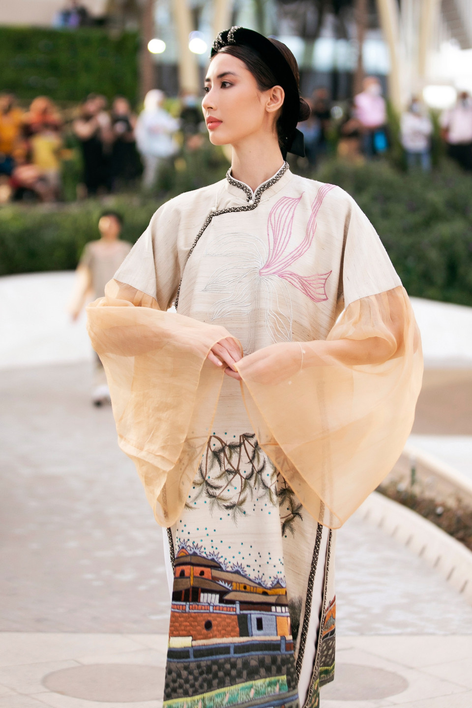 Trước đó, đoàn của tổ chức Hoa hậu Hoàn vũ Việt Nam đã cùng tham dự buổi triễn lãm tranh cá nhân của ‘thần đồng hội họa’ Xèo Chu. (Ảnh: CTV/Vietnam+)